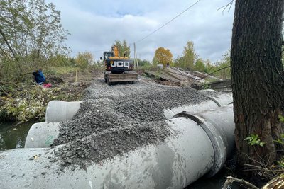 Дорожники ремонтують тимчасову переправу на Харківщині Дорожники ремонтують тимчасову переправу на Харківщині