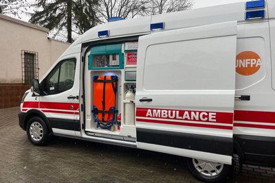 Перинатальний центр у Чернівцях отримав авто для надання допомоги вагітним Перинатальний центр у Чернівцях отримав авто для надання допомоги вагітним