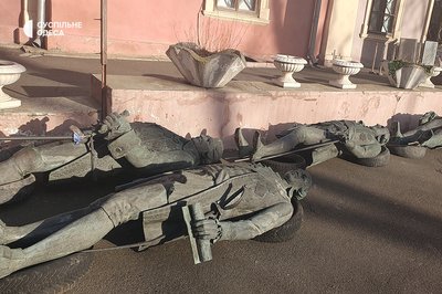 Пам'ятники Катерині II та Суворову в Одесі перенесли до музею Пам'ятники Катерині II та Суворову в Одесі перенесли до музею