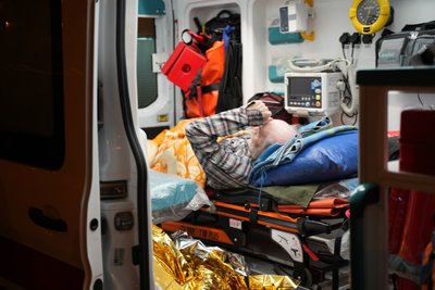 Постраждалий чоловік внаслідок влучань по Слобідському району Харкова Постраждалий чоловік внаслідок влучань по Слобідському району Харкова