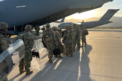 Сотні військовослужбовців Національної гвардії США прибули до Чикаго Сотні військовослужбовців Національної гвардії США прибули до Чикаго