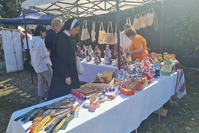 Шурванці, коржі на черені та 3 казани борщу: на Житомирщині влаштували гастрофестиваль "Білий борщ і не тільки" Шурванці, коржі на черені та 3 казани борщу: на Житомирщині влаштували гастрофестиваль "Білий борщ і не тільки"