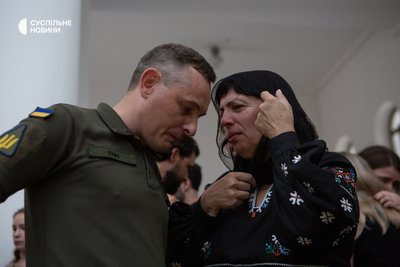 Полковник Юрій Ігнат та мама Андрія Пільщикова на прощанні із загиблим пілотом у Києві Полковник Юрій Ігнат та мама Андрія Пільщикова на прощанні із загиблим пілотом у Києві