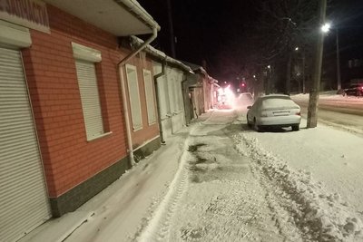 Через снігопади на Житомирщині та в Житомирі другу добу прибирають дороги й вулиці Через снігопади на Житомирщині та в Житомирі другу добу прибирають дороги й вулиці