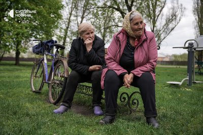 Місцеві жительки села Підвисоке Ніна (праворуч) та Катерина, Харківщина, квітень 2023 року