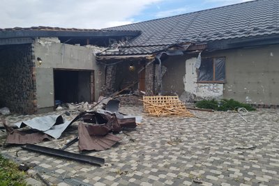 Обстріли у Сонячному на Житомирщині — як відновлюватимуть зруйноване житло та коли платитимуть компенсацію Обстріли у Сонячному на Житомирщині — як відновлюватимуть зруйноване житло та коли платитимуть компенсацію