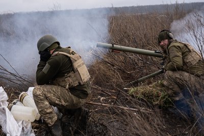 військові 93-ї ОМБр стріляють з гранатомета неподалік Часового Яру військові 93-ї ОМБр стріляють з гранатомета неподалік Часового Яру