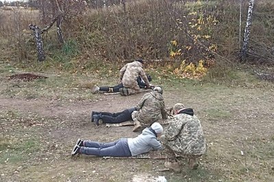 Стріляли, долали мінні пастки та рятували поранених — у громаді на Житомирщині цивільних навчали азам нацспротиву Стріляли, долали мінні пастки та рятували поранених — у громаді на Житомирщині цивільних навчали азам нацспротиву