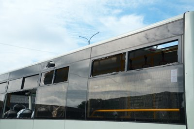 Атаки на Суми: пошкоджені багатоповерхівка та авто Атаки на Суми: пошкоджені багатоповерхівка та авто