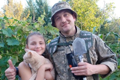 Військовий Андрій Абаєв з племінницею Військовий Андрій Абаєв з племінницею