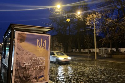 У частині Харкова увімкнули вуличне освітлення: фоторепортаж