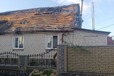 Будинок, який зазнав пошкоджень через удар російського БпЛА