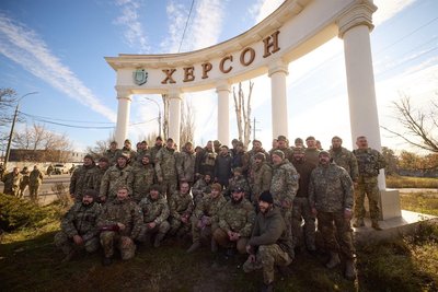 Звільняв Херсон: бійцеві з Вінниччини Зеленський вручив орден "За міжність" Звільняв Херсон: бійцеві з Вінниччини Зеленський вручив орден "За міжність"