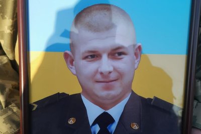 У Сумах попрощалися із загиблим воїном Віталієм Кучковим У Сумах попрощалися із загиблим воїном Віталієм Кучковим