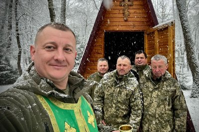 "Сповідалися в бліндажі під мінометами": капелан із Дубна Тарас Гордійчук — про службу на фронті і віру під обстрілами "Сповідалися в бліндажі під мінометами": капелан із Дубна Тарас Гордійчук — про службу на фронті і віру під обстрілами