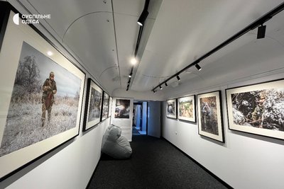 На вокзалі в Одесі відкрили мистецький потяг із фотовиставкою про війну На вокзалі в Одесі відкрили мистецький потяг із фотовиставкою про війну