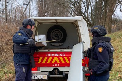 Вибухотехніки вантажать частини дрона-приманки, який знайшли на дереві Вибухотехніки вантажать частини дрона-приманки, який знайшли на дереві