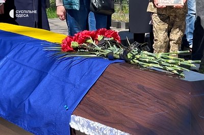 "Снаряд не обирає": на Одещині попрощалися із загиблим військовим Максимом Горбаченком