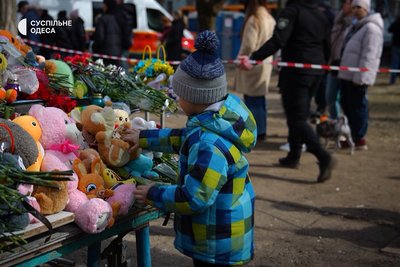 "Вони не встигли порадіти життю": в Одесі другу добу триває розбір завалів будинку після атаки РФ "Вони не встигли порадіти життю": в Одесі другу добу триває розбір завалів будинку після атаки РФ