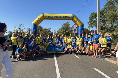 Жителі Одеси у вишиванках пробігли марафон до Дня Незалежності України Жителі Одеси у вишиванках пробігли марафон до Дня Незалежності України