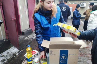 Жителі Покровська отримали гуманітарну допомогу від ООН Жителі Покровська отримали гуманітарну допомогу від ООН