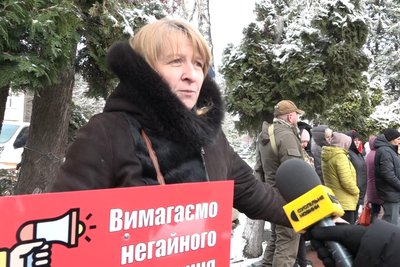 На Житомирщині під час мітингу гендиректора лікарні кинули у сміттєвий бак На Житомирщині під час мітингу гендиректора лікарні кинули у сміттєвий бак