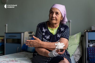 Жінка через обстрілу Херсона втратила три пальці на правій руці Жінка через обстрілу Херсона втратила три пальці на правій руці