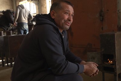 "Бійців треба зігрівати не тільки нашою любов’ю": як на Одещині виготовляють буржуйки для ЗСУ