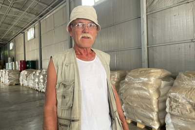 Бджоли та корм. Миколаївські пасічники отримали допомогу від благодійного фонду Бджоли та корм. Миколаївські пасічники отримали допомогу від благодійного фонду