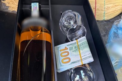Посадовця Одеської міськради підозрюють в отриманні хабаря за дозвіл на торгівлю біля моря Посадовця Одеської міськради підозрюють в отриманні хабаря за дозвіл на торгівлю біля моря