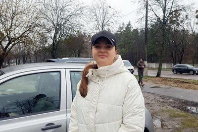 Яма на проспекті у Житомирі — місцеві жителі скаржаться на незручності, комунальники обіцяють залатати Яма на проспекті у Житомирі — місцеві жителі скаржаться на незручності, комунальники обіцяють залатати