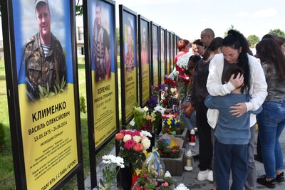 Герої житимуть, поки житиме пам'ять про них: у громаді на Житомирщині відкрили Алею Героїв Герої житимуть, поки житиме пам'ять про них: у громаді на Житомирщині відкрили Алею Героїв