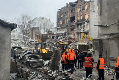 Розбір завалів внаслідок вибуху в Київському районі Харкова, 3 січня 2026 року Розбір завалів внаслідок вибуху в Київському районі Харкова, 3 січня 2026 року