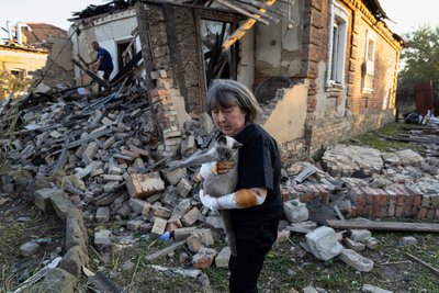 Поранена Людмила Іванчук тримає свого кота Васю у Костянтинівці Поранена Людмила Іванчук тримає свого кота Васю у Костянтинівці