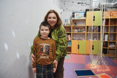 Віта Клевацька із сином Данилом у сенсорній кімнаті, Новопокровка, травень 2026 року Віта Клевацька із сином Данилом у сенсорній кімнаті, Новопокровка, травень 2026 року