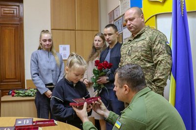 У Житомирі рідним загиблих захисників вручили державні нагороди У Житомирі рідним загиблих захисників вручили державні нагороди