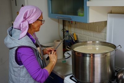 Молоко від корови Чорнухи та трьох кіз: господиня з Миколаївщини готує крафтові сири Молоко від корови Чорнухи та трьох кіз: господиня з Миколаївщини готує крафтові сири