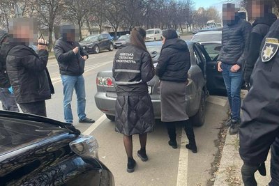 Вимагав гроші зі “стихійних”торговців: в Одесі за хабарництво судитимуть посадовця комунальної установи Вимагав гроші зі “стихійних”торговців: в Одесі за хабарництво судитимуть посадовця комунальної установи