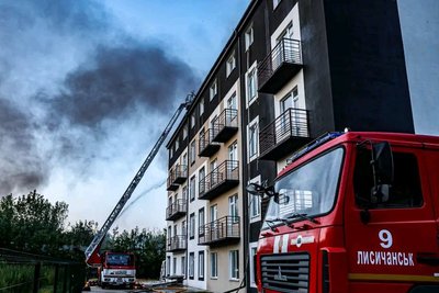 Пожежники на місці удару по багатоповерхівці в Київському районі, Харків, 25 червня 2025 року Пожежники на місці удару по багатоповерхівці в Київському районі, Харків, 25 червня 2025 року