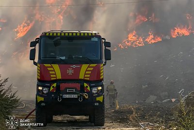 Горить сміттєзвалище площею 400 кв. метрів у селі Барвінок Ужгородського району Горить сміттєзвалище площею 400 кв. метрів у селі Барвінок Ужгородського району