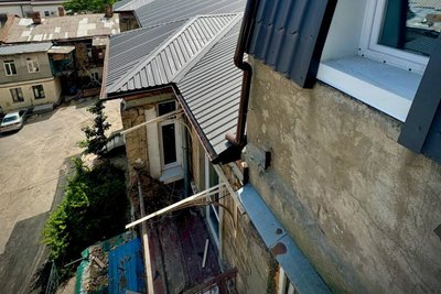 В центрі Одеси відновили будинок, який був пошкоджений через атаку РФ В центрі Одеси відновили будинок, який був пошкоджений через атаку РФ