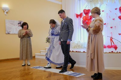 "Я відчув, що вона моя за її посмішкою" — у Житомирі у День Святого Валентина побралися донеччанин і житомирянка "Я відчув, що вона моя за її посмішкою" — у Житомирі у День Святого Валентина побралися донеччанин і житомирянка