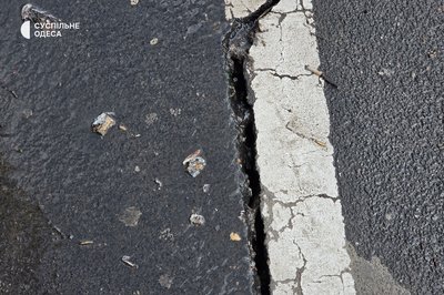 "Подумала це мікроземлетрус": У Приморському районі Одеси виявили тріщину в асфальті "Подумала це мікроземлетрус": У Приморському районі Одеси виявили тріщину в асфальті