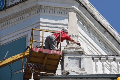 У Житомирі ремонтують фасадну стіну міськради: вхід в установу перекрили У Житомирі ремонтують фасадну стіну міськради: вхід в установу перекрили
