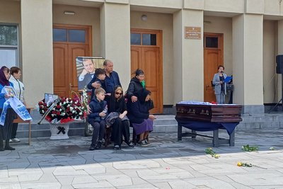 На Житомирщині прощаються із солістом Одеської опери, уродженцем Малина Владиславом Гораєм На Житомирщині прощаються із солістом Одеської опери, уродженцем Малина Владиславом Гораєм