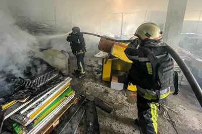 Рятувальники гасять пожежу на складах внаслідок влучання дрона РФ у Чугуєві, 2 червня 2026 року