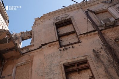 Власниця пошкодженої внаслідок удару РФ квартири намагається зберегти історичну спадщину