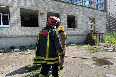 У середмісті Житомира горів розбомблений військами РФ ліцей У середмісті Житомира горів розбомблений військами РФ ліцей