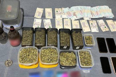 Наркотики, гроші й техніка, вилучені при обшуку Наркотики, гроші й техніка, вилучені при обшуку