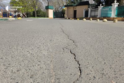 "Подумала це мікроземлетрус": У Приморському районі Одеси виявили тріщину в асфальті "Подумала це мікроземлетрус": У Приморському районі Одеси виявили тріщину в асфальті